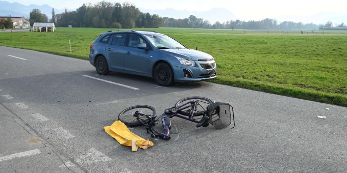 Rebstein SG - 82-jähriger E-Biker bei Kollision mit Auto verletzt