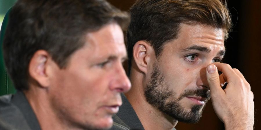 Cheftrainer Oliver Glasner (l) und Torwart Kevin Trapp nehmen an der Pressekonferenz von Eintracht Frankfurt teil.