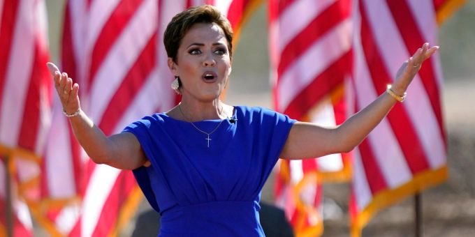 Die Republikanerin Kari Lake, die sich um das Gouverneursamt in Arizona bewirbt, wird in ihrem Wahlkampf von Ex-US-Präsident Donald Trump unterstützt.