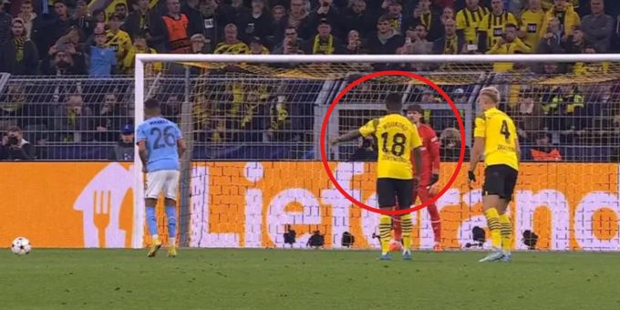 Youssoufa Moukoko scheint Gregor Kobel die Ecke zu verraten. Moukoko