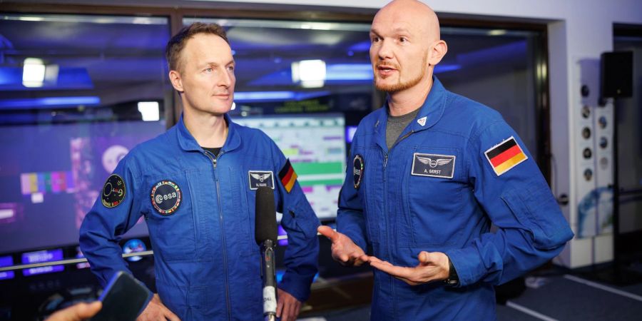 Matthias Maurer (l) und Alexander Gerst, beide Astronauten, geben beim bayerischen Raumfahrtgipfel im Deutschen Zentrum für Luft- und Raumfahrt in Wessling ein Interview.