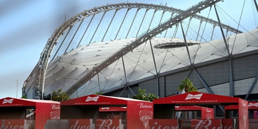 Bereits errichtete Bierzelte vor WM-Stadion