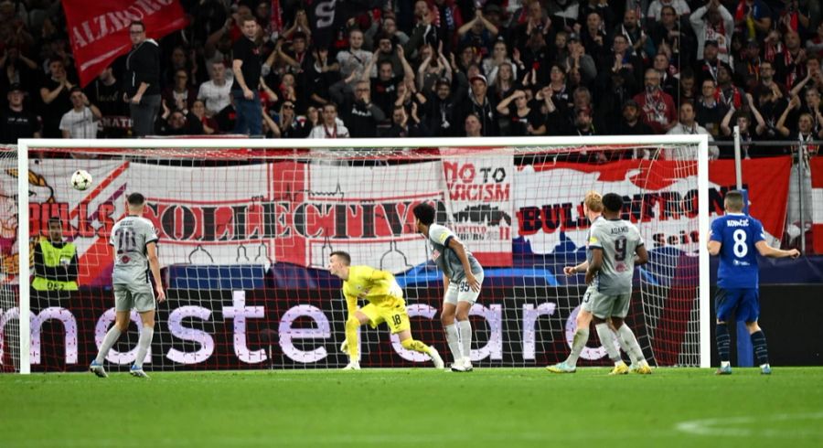 Der Schweizer Salzburg-Goalie Philipp Köhn ist beim Gegentor machtlos.