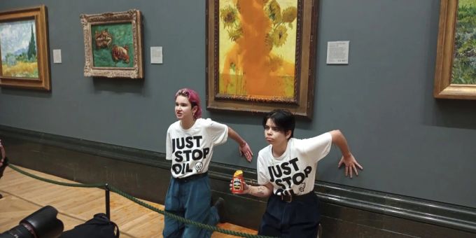 Das Gemälde «Sonnenblumen» von Vincent Van Gogh in London wurde mit Tomatensuppe beworfen. Britain Van Gogh Protest