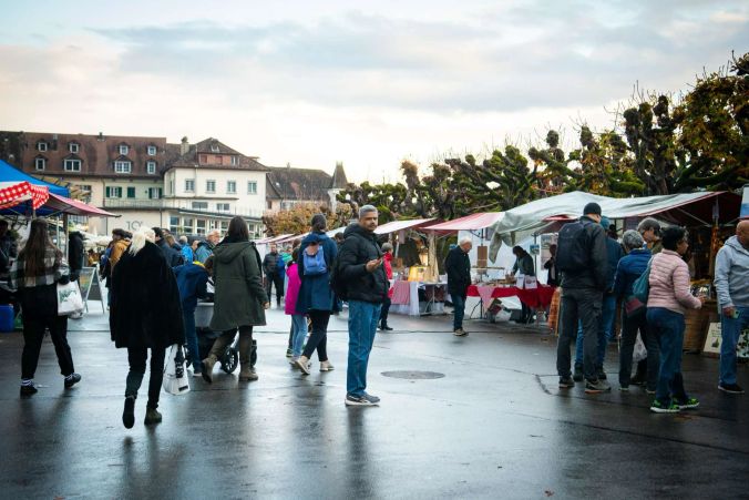 Die zahlreichen Besucher zeigten viel Interesse an der grossen Käseauswahl.