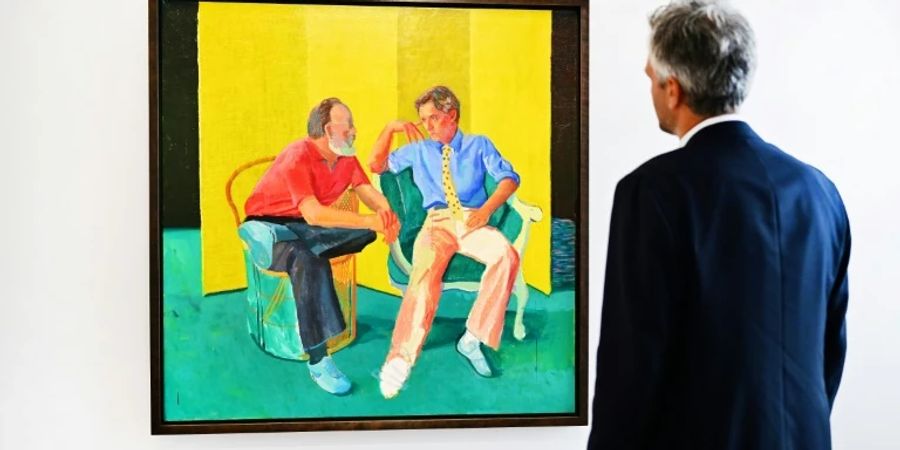 Experte Alex Marshall vor Gemälde von David Hockney
