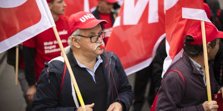 Bauarbeiter protestierten am Freitag in Zürich gegen die Verschlechterung der Arbeitsbedingungen.