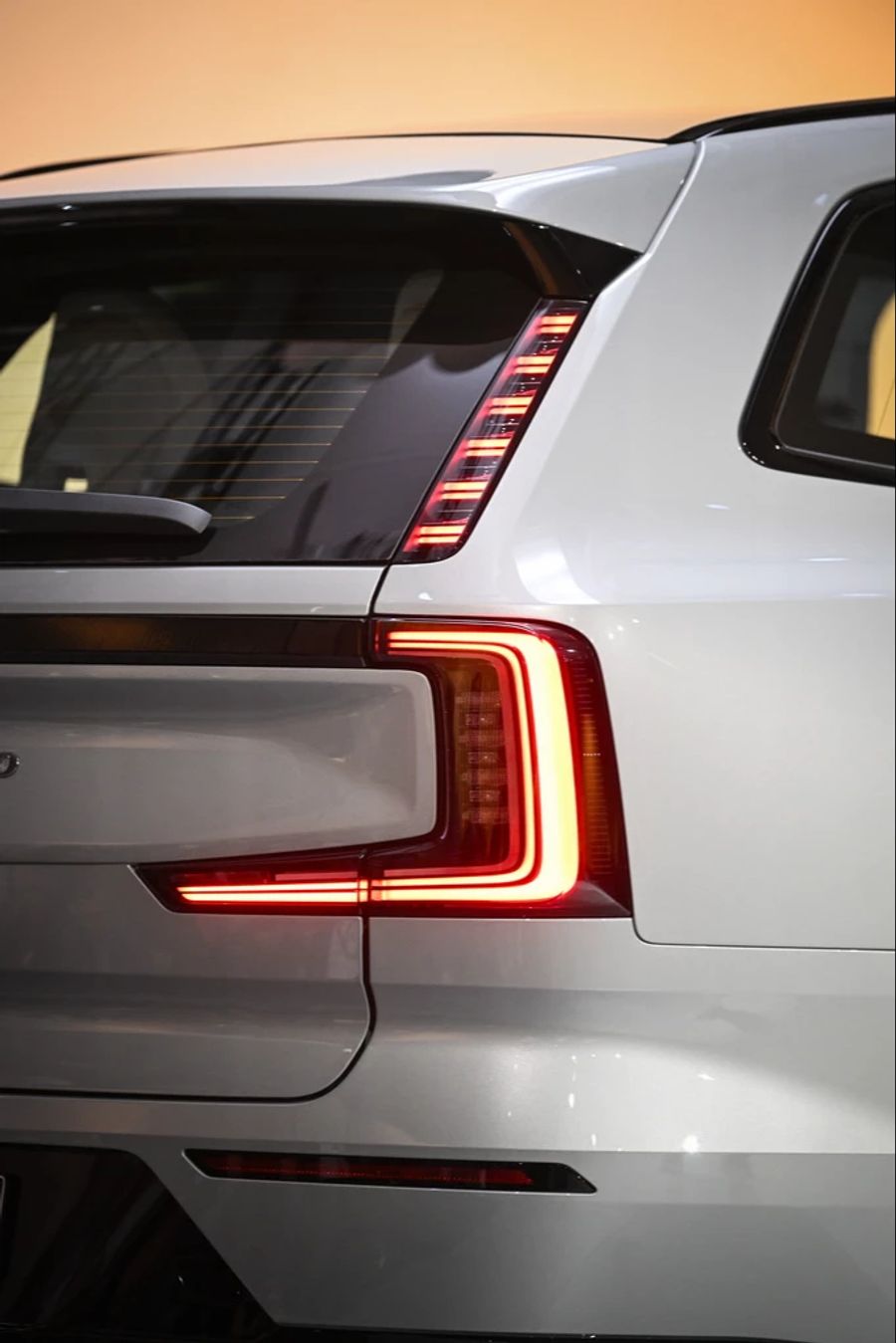 So sehen die Rücklichter des neuen Volvo EX90 aus.