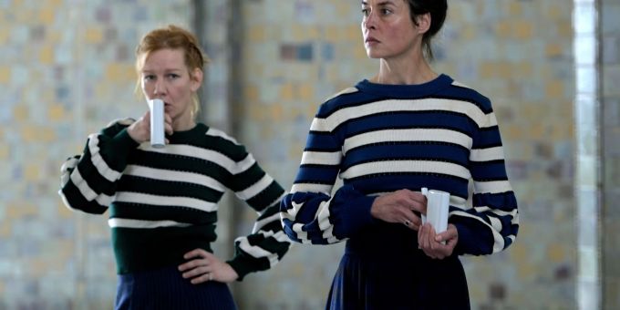 Die Schauspielerinnen Sandra Hüller (l), in der Rolle der Hofdame Irma, und Susanne Wolff, als Kaiserin Elisabeth genannt Sisi, spielen in einer Szene des Films «Sisi und Ich». «Sisi & Ich»
