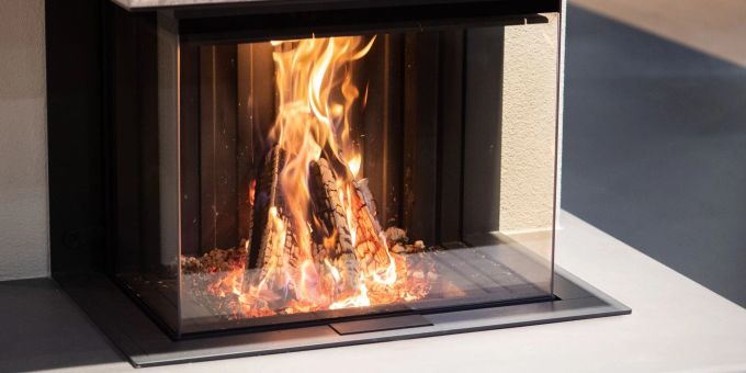 Das Holz muss gut durchgetrocket sein, damit es im Kamin richtig verbrennen kann und optimal heizt. Das Holz muss gut durchgetrocket sein, damit es im Kamin richtig verbrennen kann und optimal heizt.