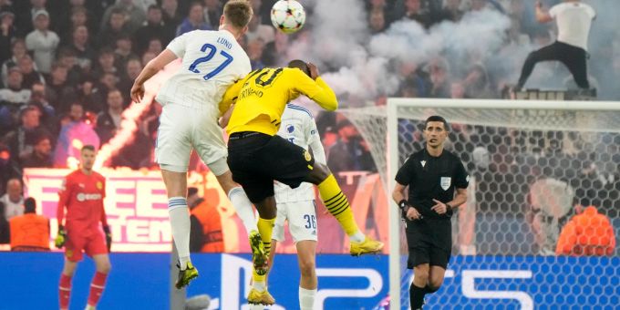 Kopenhagens Valdemar Lund Jensen (l) und Dortmunds Anthony Modeste kämpfen um den Ball. Uefa Champions League