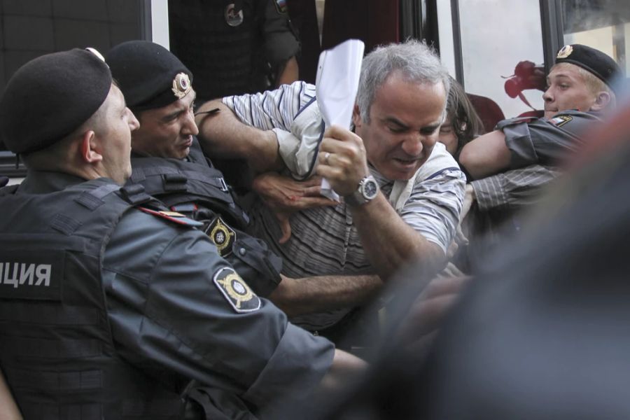 Garri Kasparow ist nach eigenen Angaben seit Februar 2013 nicht mehr nach Russland zurückgekehrt. Am 17. August 2012 wurde er während einer Demonstration gegen die Verurteilung von drei Mitg