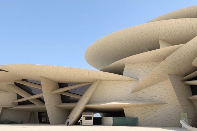 Nicht leicht zu finden hinter der Sandrosen-Architektur: Im vierten Stock des Nationalmuseums in Doha befindet sich das Restaurant «Jiwan». Restaurant Architektur Sandrose Nationalmuseum Doha