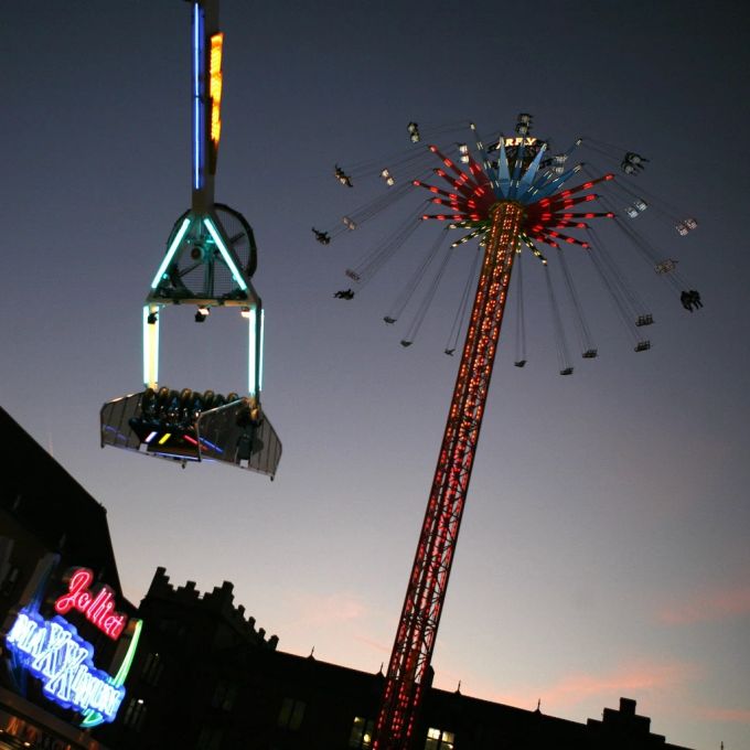 Beleuchtete Bahnen an der Basler Herbstmesse. Herbstmesse