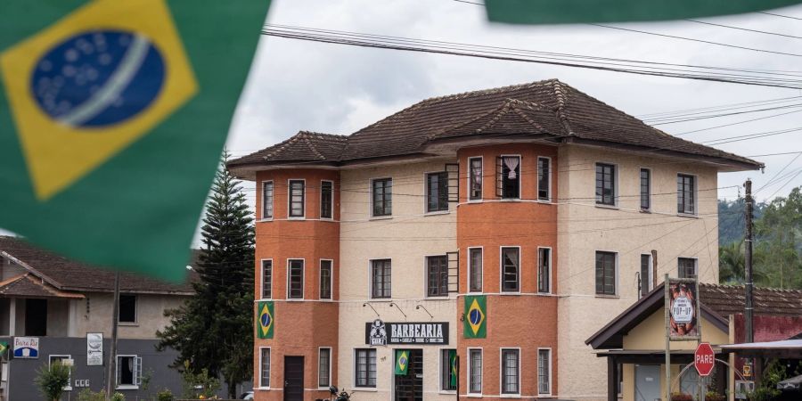 Die brasilianische Flagge, einst Symbol für die Freundschaft zwischen Deutschland und Brasilien, steht in Pomerode für die Unterstüztung der aktuellen Regierung von Präsident Bolsonaro.