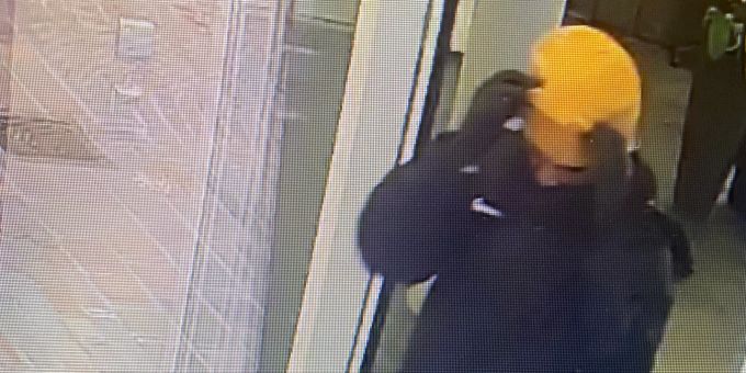 Der Täter trug eine gelbe Maske. Der Täter trug eine gelbe Maske.