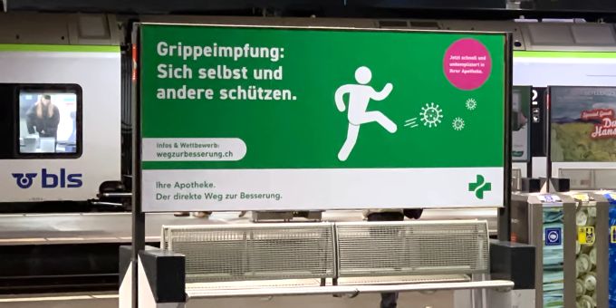 Plakatwerbung im Bahnhof Bern für die Grippeimpfung in Apotheken. Grippeimpfung Apotheke Kampagne