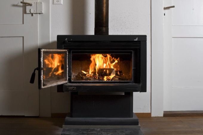 Wegen der Energiekrise sind viele Schweizer auf eine Holzheizung umgestiegen. (Symbolbild) Holzofen