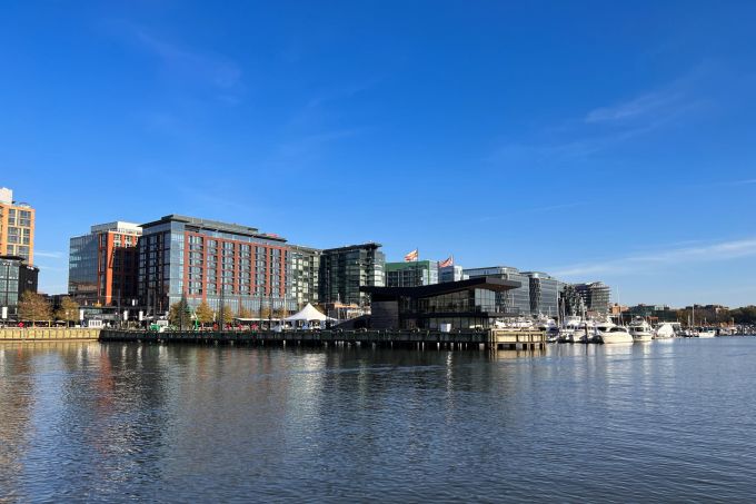 Der District Wharf ist ein neu gebauter Stadtteil direkt am Potomac River. Wasser Fluss Gebäude Anlegestelle Yachten