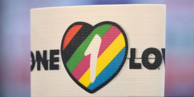 Die spezielle Capitansbinde der WM 2022 als Zeichen gegen Diskriminierung und für Vielfalt liegt auf einem Tisch. wm 2022