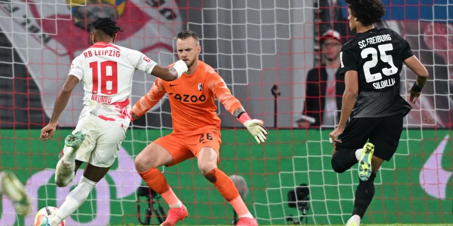 Christopher Nkunku (l.) trifft für RB Leipzig zum 2:0.