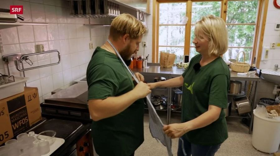 Jonas und Sabrina in der Küche ihrer Ferienanlage.