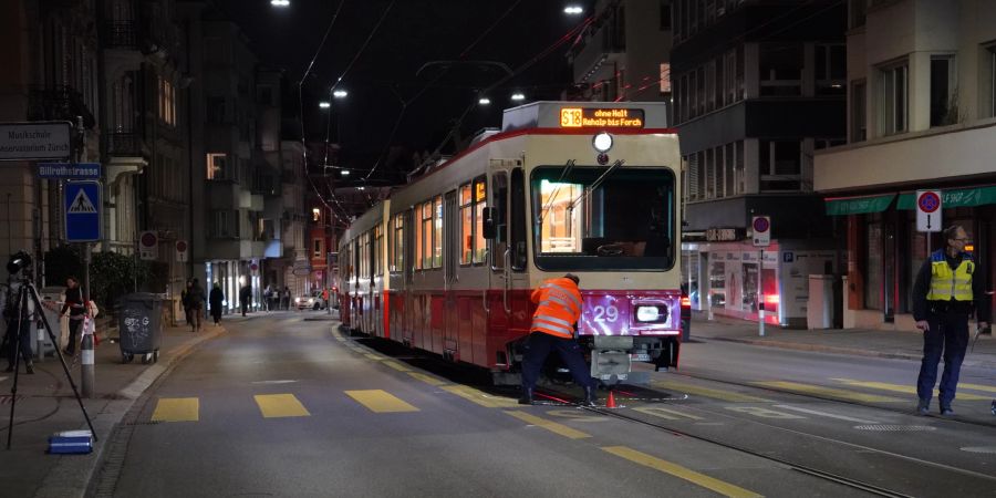 Ein Fussgänger wurde am Mittwochabend in Zürich von der Forchbahn getroffen.