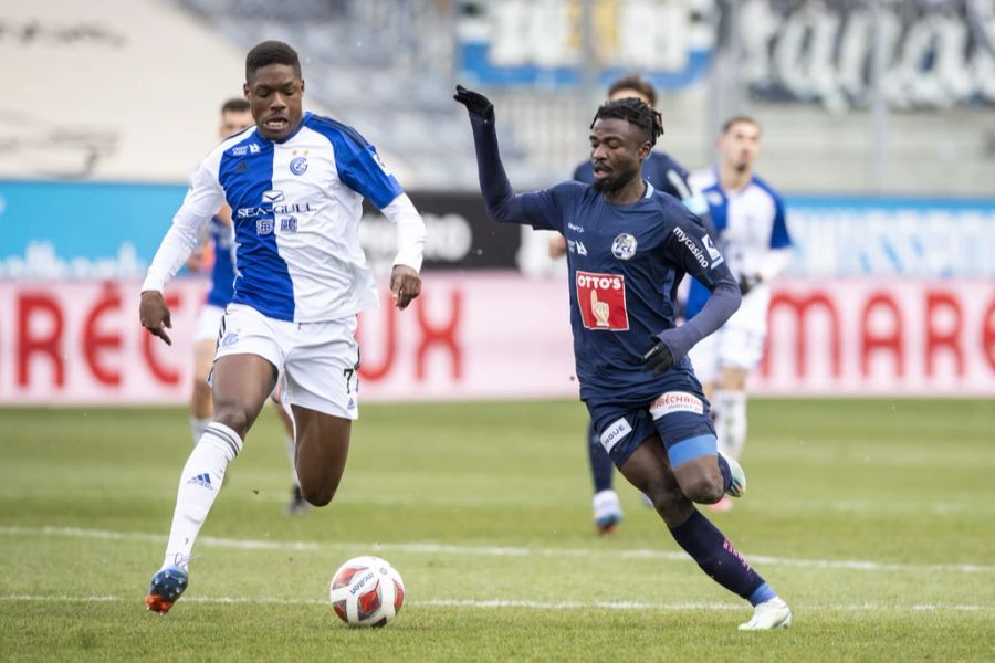 Nicky Beloko (r.) wird von Tsiy Ndenge unter Druck gesetzt.