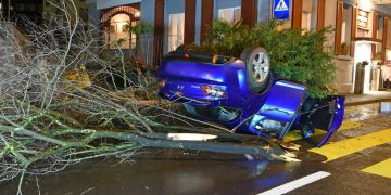 Vitznau: Autofahrer bei Selbstunfall leicht verletzt