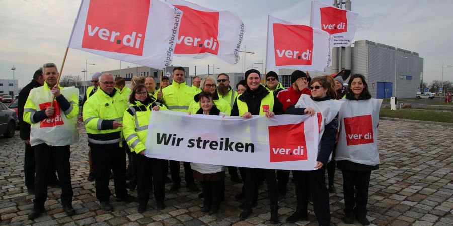 Warnstreik am Flughafen Leipzig/Halle -  aufgerufen sind Beschäftigte des öffentlichen Dienstes, der Bodenverkehrsdienste sowie der Luftsicherheit an sieben Flughäfen quer durch die Republik.