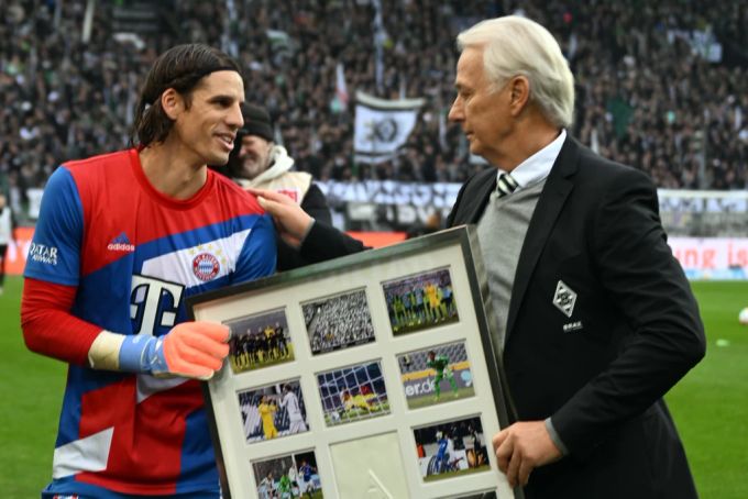 Fans und Club-Verantwortliche feiern Yann Sommer vor der Partie gebührlich. Bundesliga