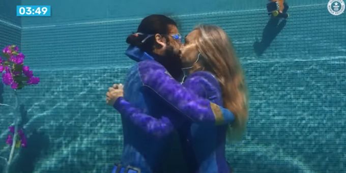 Beth Neale und Miles Cloutier aus Südafrika brechen Bestmarke des längsten Unterwasser-Kusses der Welt. Unterwasser-Kuss