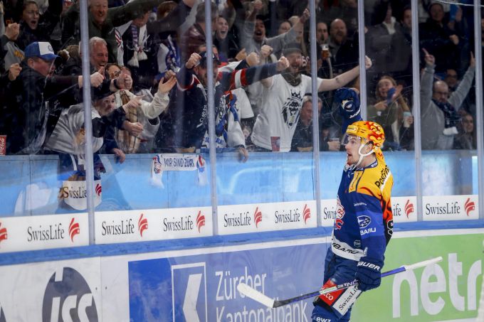 ZSC-Topscorer Juho Lammikko lässt sich feiern nach dem 4:1 während der ersten Partie des Playoff-Viertelfinals der National League zwischen den ZSC Lions und dem HC Davos. (KEYSTONE/Christian Merz) zsc lions