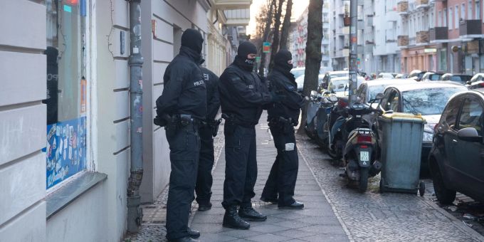 Razzia Gegen Schleuserbande - Polizei Und GSG 9 Im Einsatz