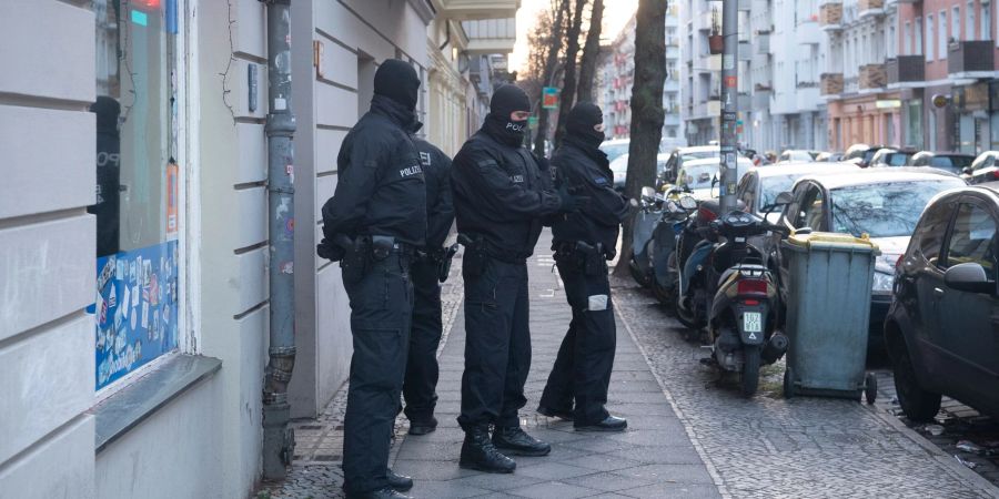 Polizisten bei einer Razzia in der Hauptstadt.