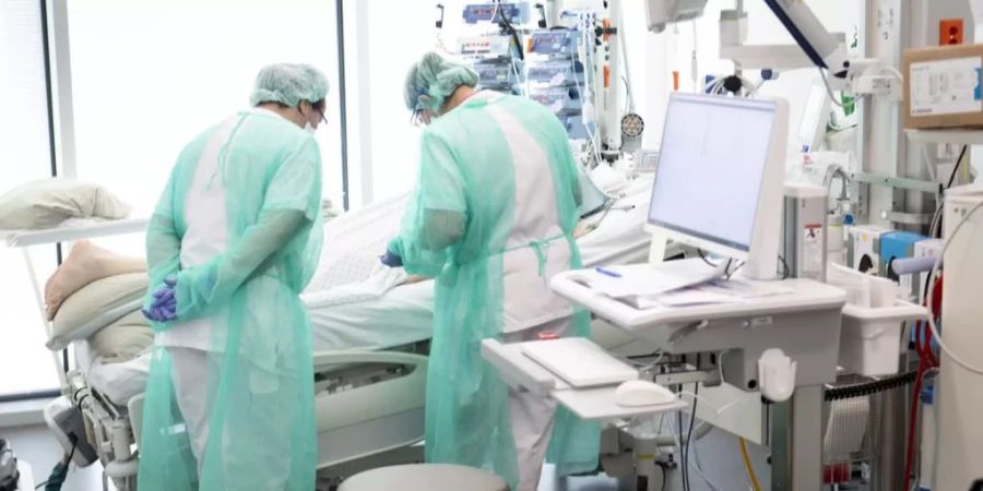 Die Anzahl Fälle, in denen Patienten lebensrettende Massnahmen brauchen, ist in den letzten zehn Jahren am Unispital Basel um 200 Prozent gestiegen. (Archiv)