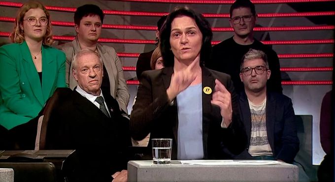 Tatjana Binggeli ist gehörlos. In der «Arena» übersetzte deshalb eine Gebärdensprache-Dolmetscherin simultan. Arena