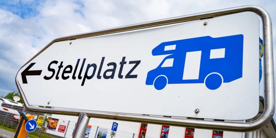Ein Hinweisschild für Wohnmobile steht mit dem Schriftzug «Stellplatz» an einem Wohnmobilcampingplatz in Stralsund.