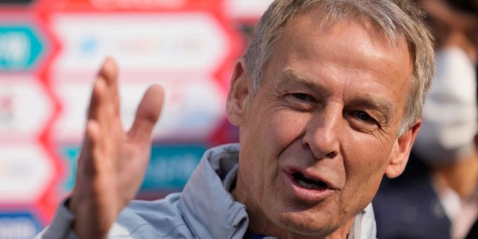 Jürgen Klinsmann (r.), neuer Nationaltrainer von Südkorea, kann auch das zweite Spiel gegen Uruguay nicht gewinnen. Jürgen Klinsmann (r.), neuer Nationaltrainer von Südkorea, kann auch das zweite Spiel gegen Uruguay nicht gewinnen.