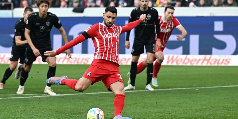 Freiburgs Vincenzo Grifo verwandelt einen Strafstoss zum 1:1.