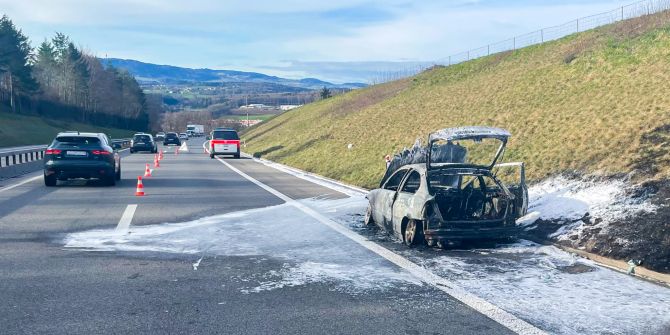 Ein Autobrand auf der A12