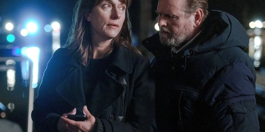 «Polizeiruf 110: Ronny»: Brasch (Claudia Michelsen) und Lemp (Felix Vörtler) am Fundort von Ronnys Fahrrad, das von Tauchern geborgen wurde.