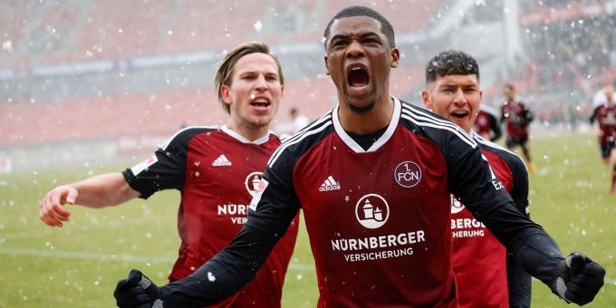 Der Schweizer Kwadwo Duah (Mitte) feiert seinen Treffer gegen den SV Sandhausen. Kwadwo Duah