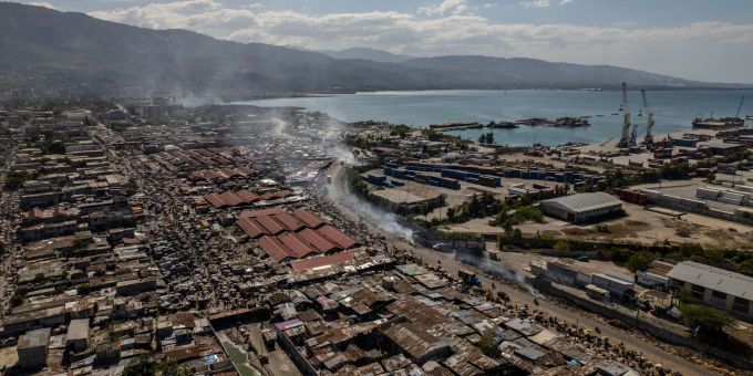 Luftaufnahme des Stadtteils La Saline in Haitis Hauptstadt Port-Au-Prince. Die Menschen in dem Karibikstaat leiden unter einer äusserst schlechten Sicherheits-, Versorgungs- und Gesundheitslage. Banden kämpfen mit brutalen Mitteln um Territorium. Luftaufnahme des Stadtteils La Saline in Haitis Hauptstadt Port-Au-Prince. Die Menschen in dem Karibikstaat leiden unter einer äusserst schlechten Sicherheits-, Versorgungs- und Gesundheitslage. Banden kämpfen mit brutalen Mitteln um Territorium.