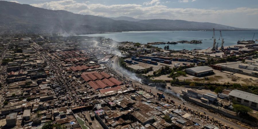 Luftaufnahme des Stadtteils La Saline in Haitis Hauptstadt Port-Au-Prince. Die Menschen in dem Karibikstaat leiden unter einer äusserst schlechten Sicherheits-, Versorgungs- und Gesundheitslage. Banden kämpfen mit brutalen Mitteln um Territorium.