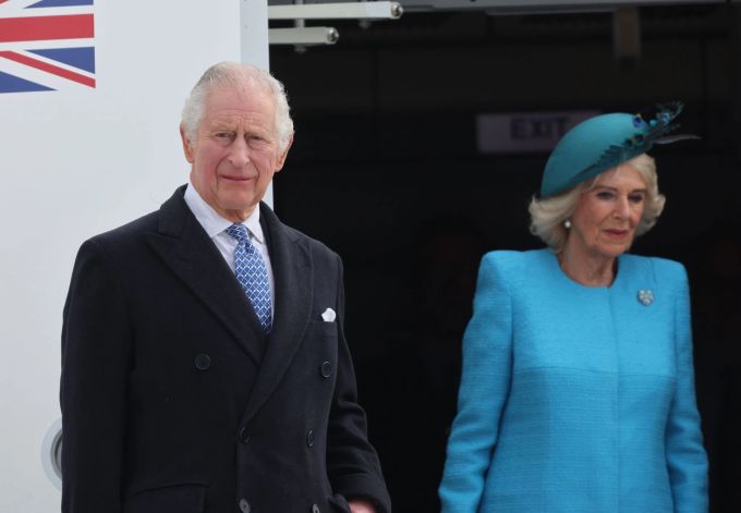 König Charles III. von Grossbritannien und Königsgemahlin Camilla kommen am Flughafen an. Jens Büttner/dpa Deutschlandbesuch von König Charles III. - Berlin Ankunft