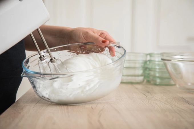 Luftig und leicht – so sollte Eischnee sein. Dafür muss er aber erst steif werden. Damit das gelingt, muss man beim Trennen der Eier ganz genau sein. Eischnee steif Eier trennen