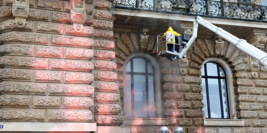 Mit einem Dampfstrahler wird die Fassade des Hamburger Rathauses gereinigt.
