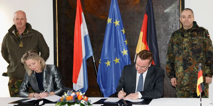 Verteidigungsminister Boris Pistorius und seine niederländische Amtskollegin Kajsa Ollongren unterzeichnen in Veitshöchheim die Kooperationsvereinbarung.