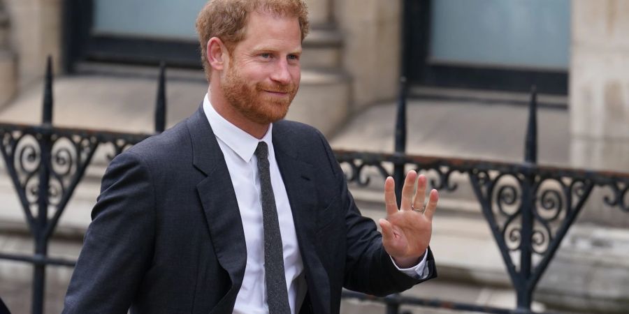 Prinz Harry winkt bei seiner Ankunft am Londoner High Court.